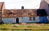 Maison de la Moravie Slovaque. Tasov (r&eacute;gion Hodonin). Brique crue, pierre.
&copy; H. Sklenarikova
