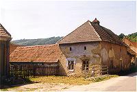 Maison de la Moravie Slovaque Suchovske Mlyny (r&eacute;gion Hodonin). Brique crue, pierre.
&copy; H. Sklenarikova
